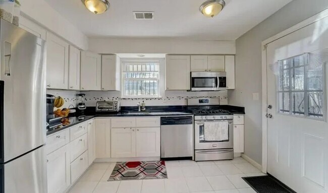 Building Photo - 453 S 17th St