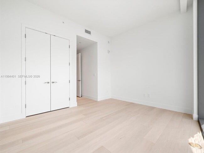 Building Photo - 175 25