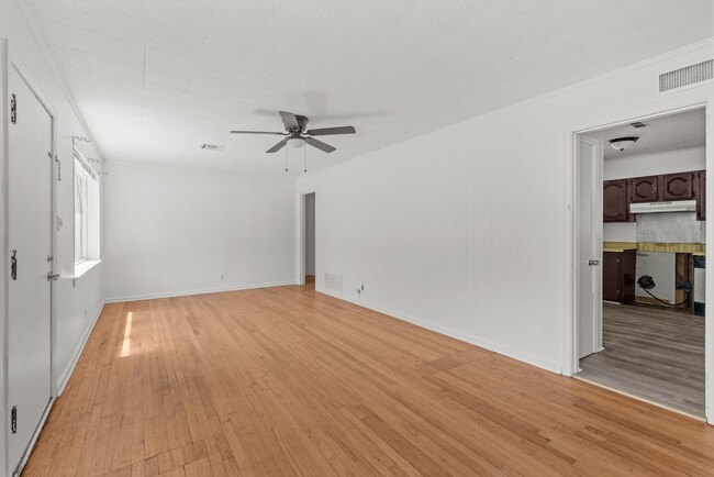 Building Photo - Charming & Newly Renovated 4 Bedroom 2 Bat...