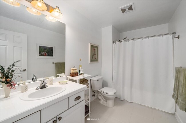 Building Photo - Spacious 5-Bedroom Home with Backyard Oasi...