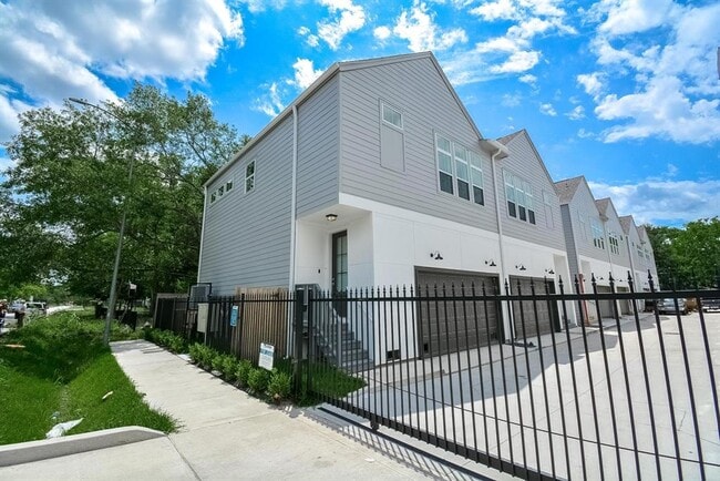 Building Photo - 6013 Cypress St