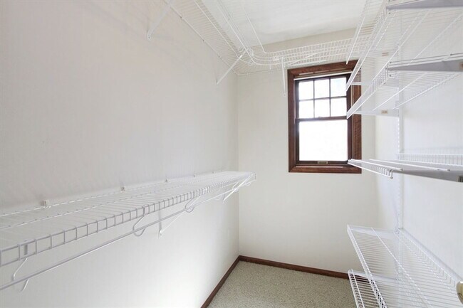 Building Photo - 490 Laurel Ave
