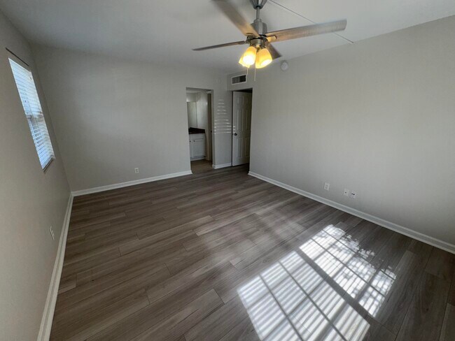 Building Photo - 102 N Lakeside Dr