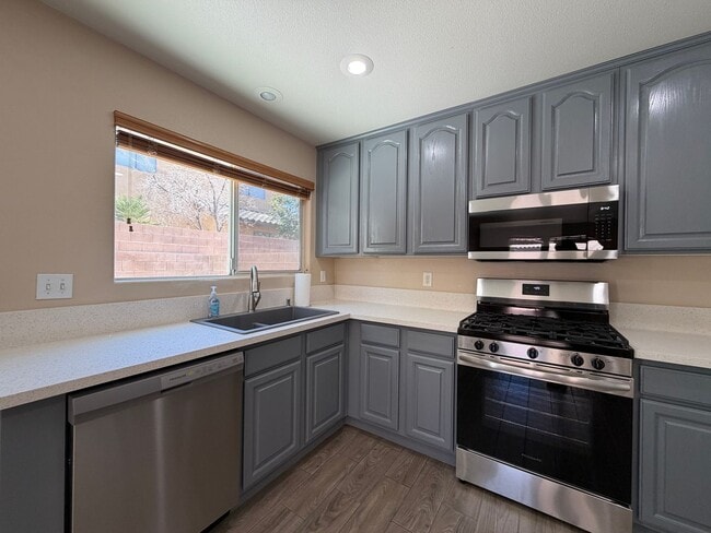 Building Photo - SPACIOUS SINGLE STORY HOME IN SOUTHERN HIGHLANDS WITH NEW KITCHEN APPLIANCES