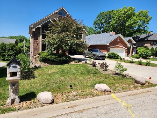 Primary Photo - 611 S Oakwood Ave