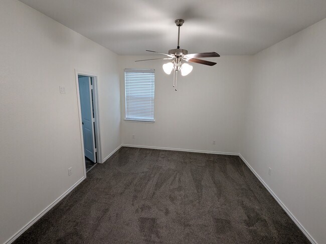 Building Photo - 10940 Kinston St