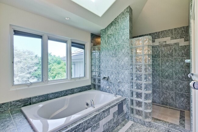 Building Photo - Large 3,767 sqft home on a 10,000 sqft lot- 2 bed located on 1st floor w/ separate entrance - Top...