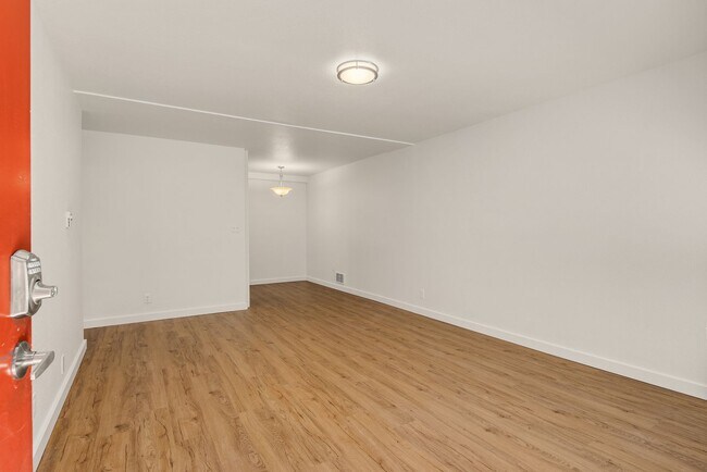 Building Photo - NEW, HIGH-END RENOVATED  1 bed / 1 bath at the Lydia in Ballard! In-Unit Laundry!