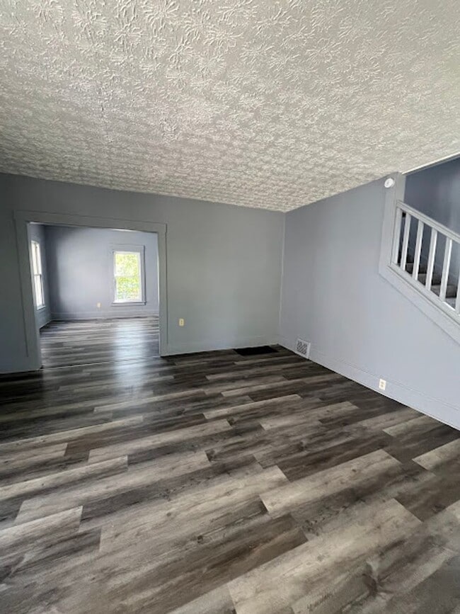 Building Photo - 3 Bedroom 1 Bathroom Home Rent Ready