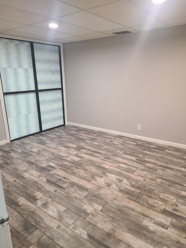 Building Photo - 17th St 6 Plex