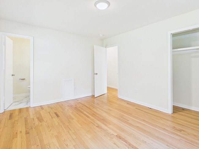 Building Photo - 818 Winnetka Ave