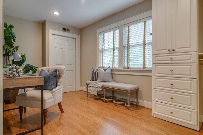 Building Photo - 2610 Woodlawn Dr
