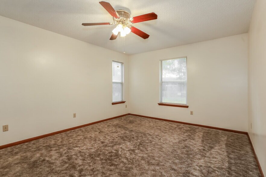 Building Photo - 2115 Center Way