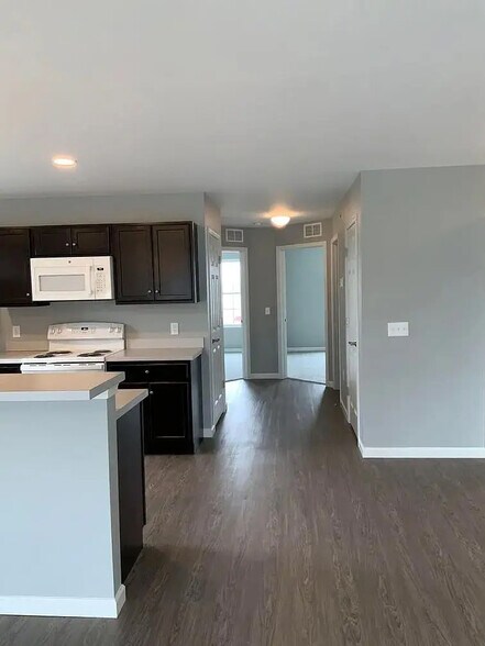 Building Photo - 200 Larkspur Ln