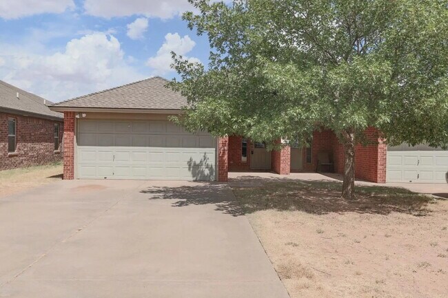 Building Photo - Great 3/3/2 Duplex!