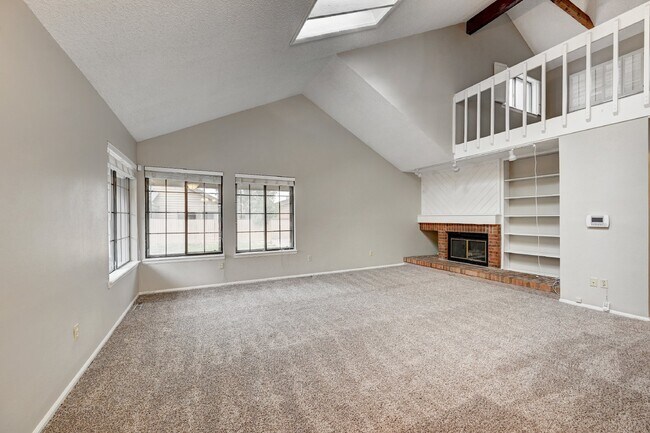 Building Photo - $2,495 2 Bed, 2 Bath Townhome in Aurora wi...