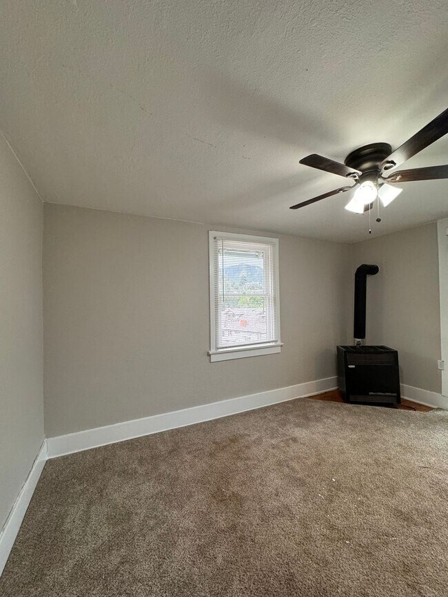 Building Photo - Manitou Springs Living!! 1 Bed 1 Bath Avai...