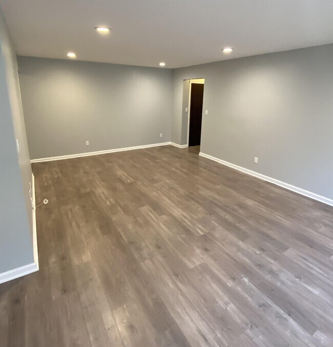 Building Photo - 16 N End Dr