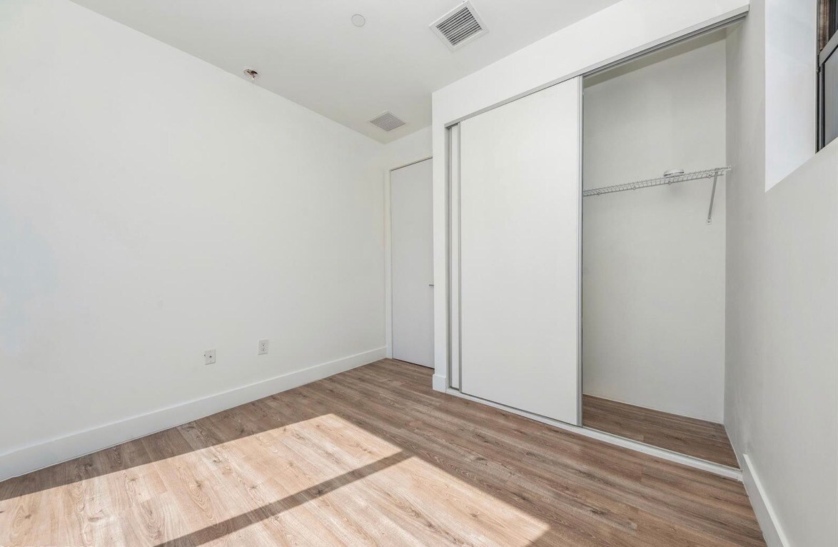 Building Photo - 6151 SW 36th Ct