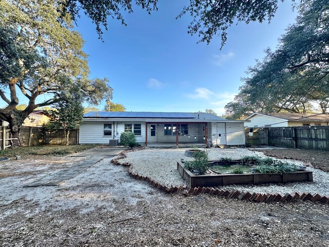 Building Photo - Charming 3-Bedroom Home in FWB!