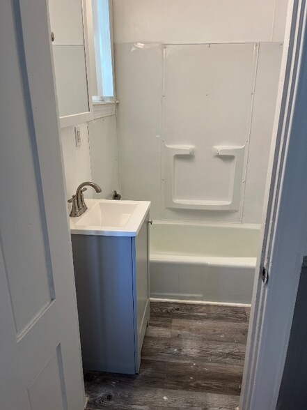 Building Photo - 42 Kilburn St