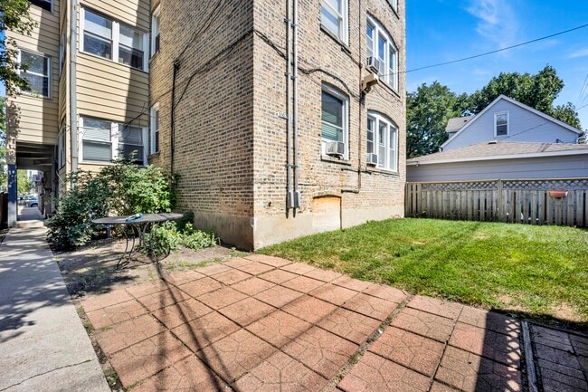Building Photo - 2109 W Eastwood Ave