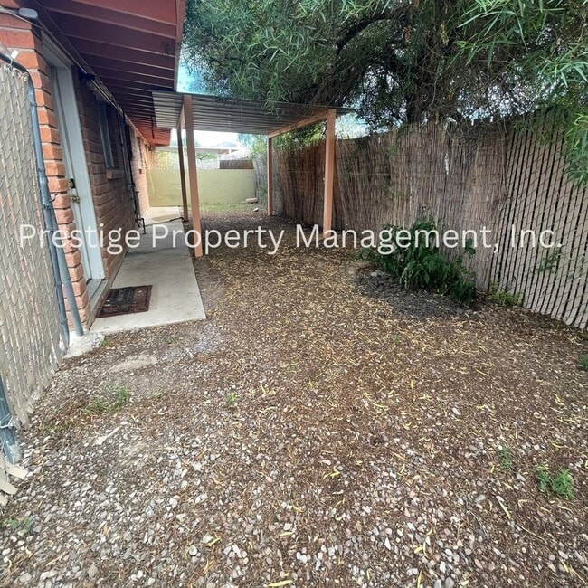 Building Photo - 812-812 E Holaway Dr
