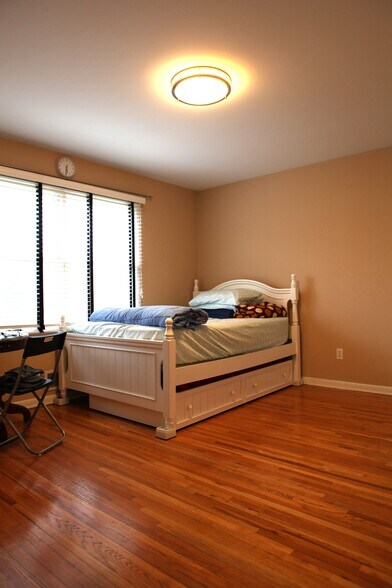 Bedroom 2 (quiet, backyard facing) - 25 Mechanic St