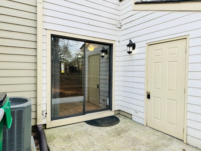 Building Photo - Two Bedroom Townhome located on Golf Course