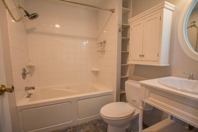 Building Photo - 2553 E Somerset St