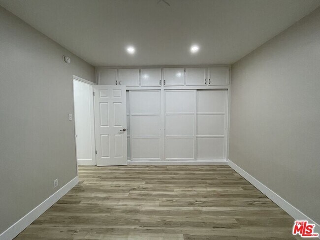 Building Photo - 854 S Sherbourne Dr