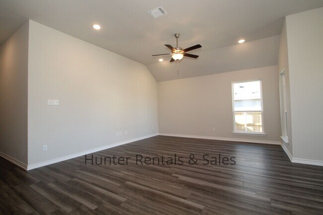 Building Photo - Temple North Gate Beauty!  Rent Reduced! Won't last long!