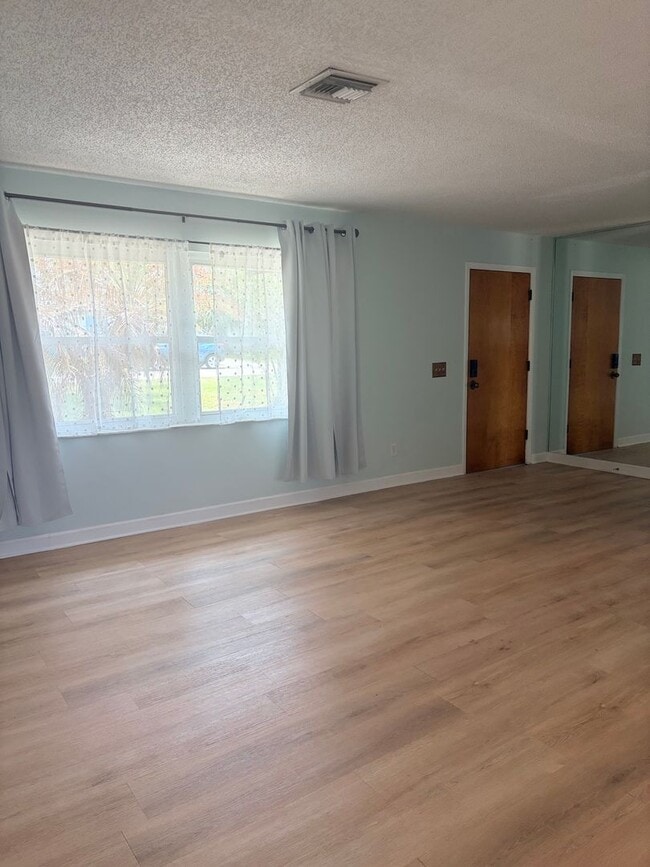 Building Photo - Beautifully Remodeled Lake Front Solar home. Call Sheila Campbell 407-687-7900