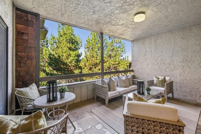 Building Photo - Elegant 2BR Condo with Golf Course Views i...