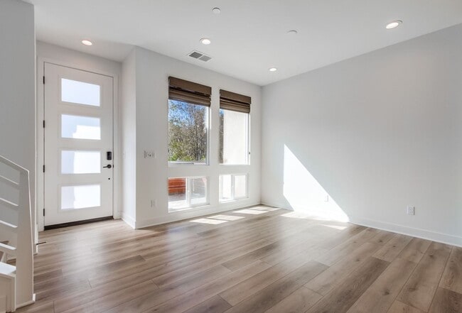 Building Photo - Mira Mesa 3 Bedroom Townhome!