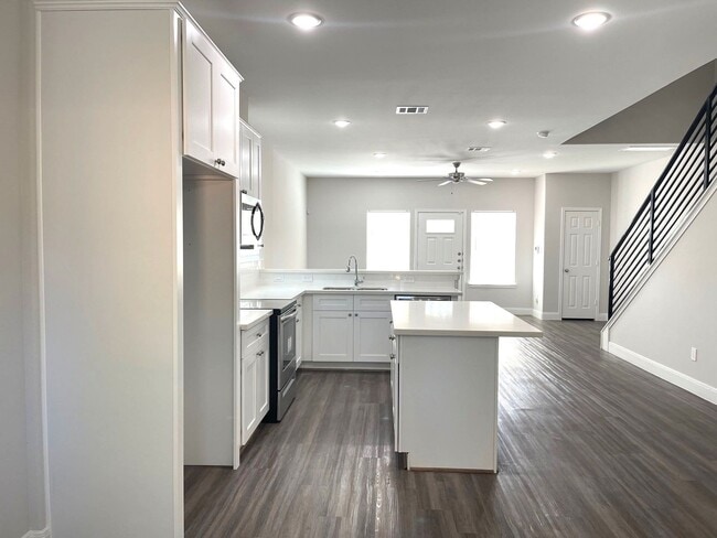 Building Photo - 5214 Mayle St