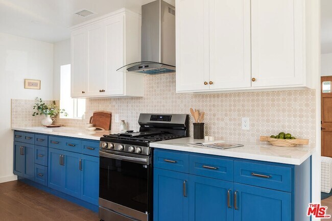 Building Photo - 784 Elmira St