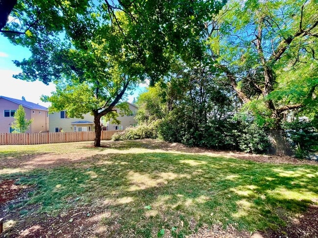 Building Photo - Spacious 3 Bedroom/2 Bath Home with generous fully fenced yard!