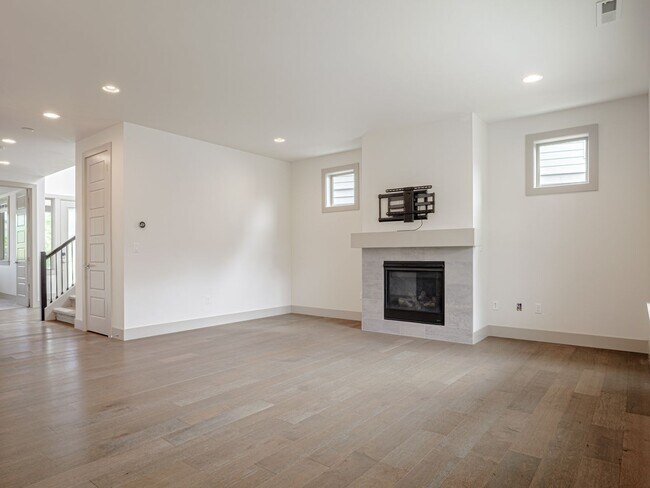 Building Photo - Stunning Ten Trails Home for Rent! 5 bedro...
