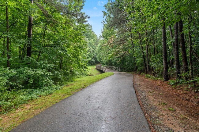 Building Photo - 3 Bedroom 2 Bath Chapel Hill Home - Availa...