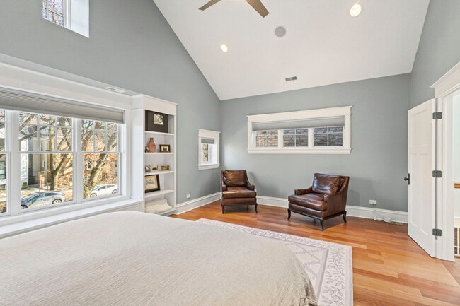 Building Photo - 4322 N Hermitage Ave