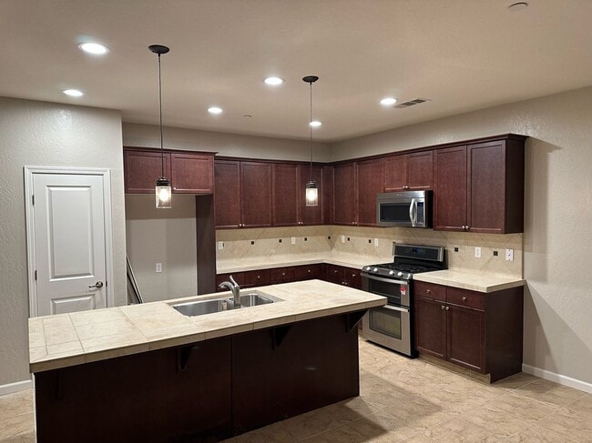 Building Photo - 2101 N Lindsay Ct