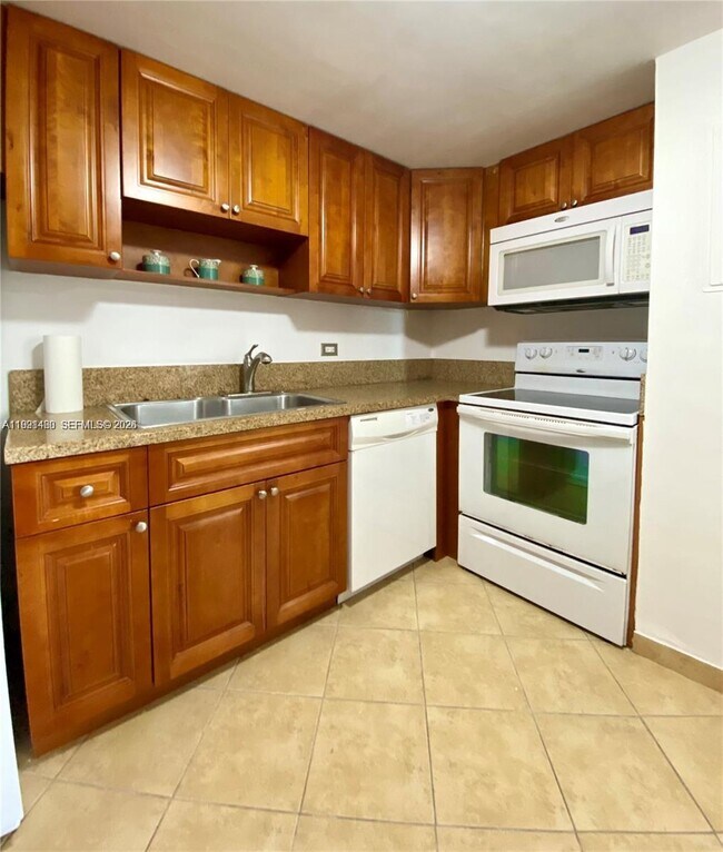 Building Photo - 905 Brickell Bay Dr