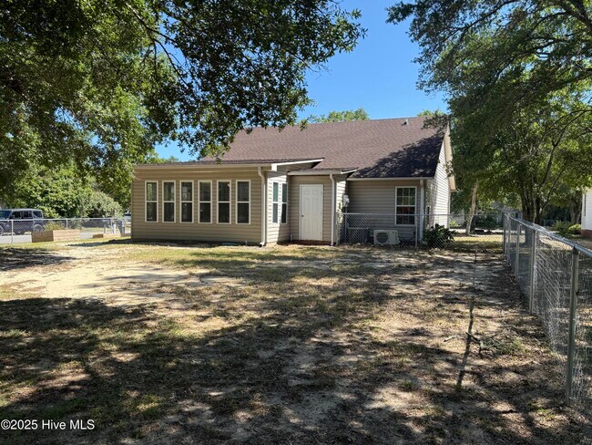 Building Photo - 1308 E Oak Island Dr
