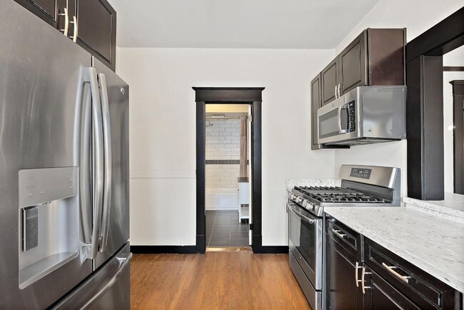 Building Photo - Charming 2-Bed 2-Bath Tacoma Craftsman | S...