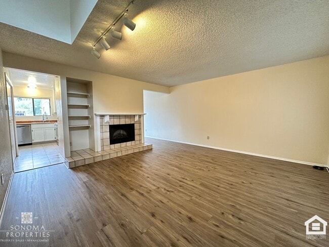 Building Photo - Charming 2 Bedroom Townhouse – Prime Location, Available Now!