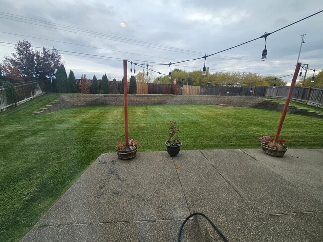 Building Photo - Beautiful Rental with Oversized Yard & Ope...