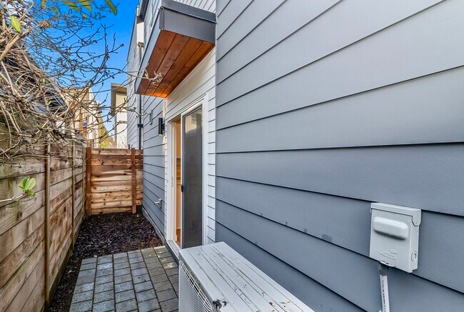 Building Photo - 1040 S Donovan St