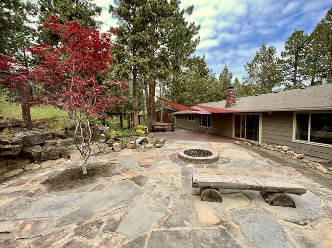 Building Photo - Inviting single-level home in forested SW Bend neighborhood