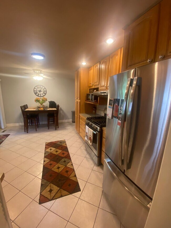 Building Photo - Charming 3 Bed, 1.5 Bath Home in Central F...